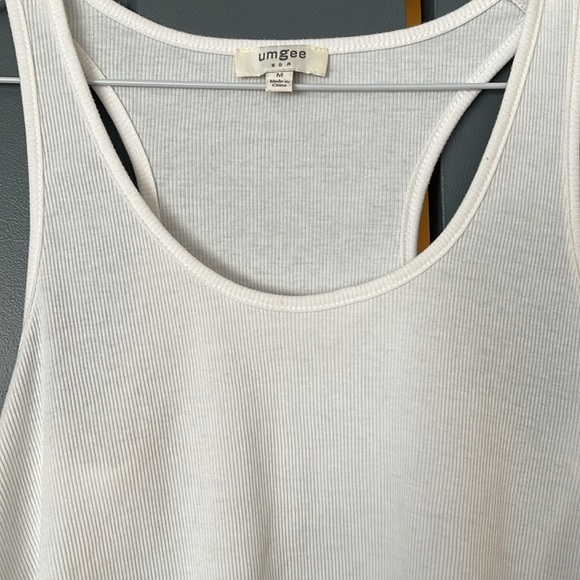 White sleeveless top 🌺 - Picture 2 of 4